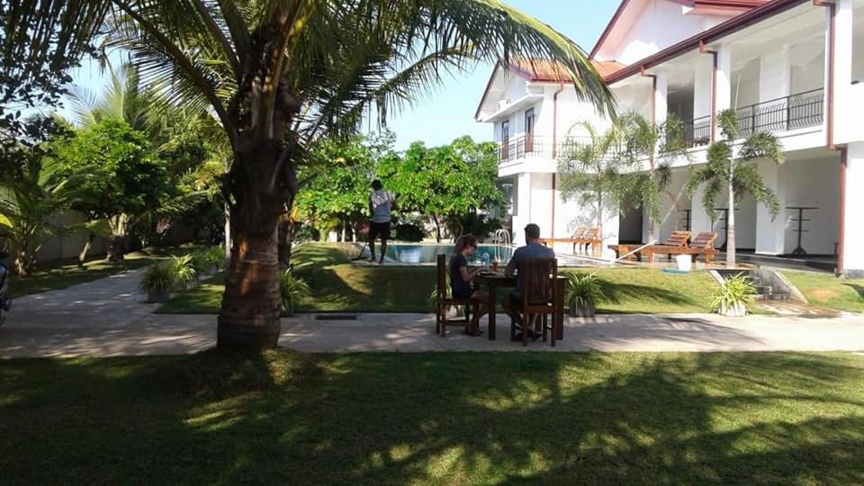 Sea Lagoon Beach Hotel Тринкомали Экстерьер фото